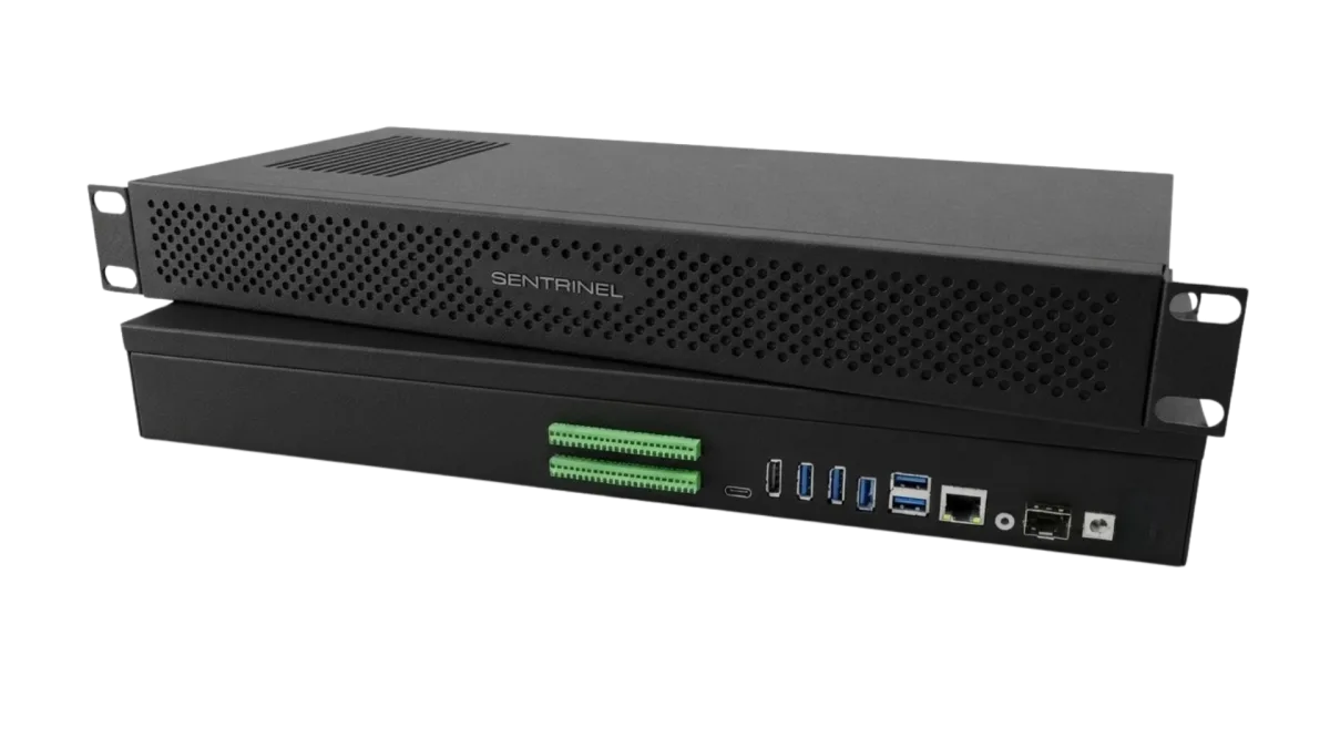 Appliance rak Sentrinel Core 1U - panel depan mesh dan port I/O belakang