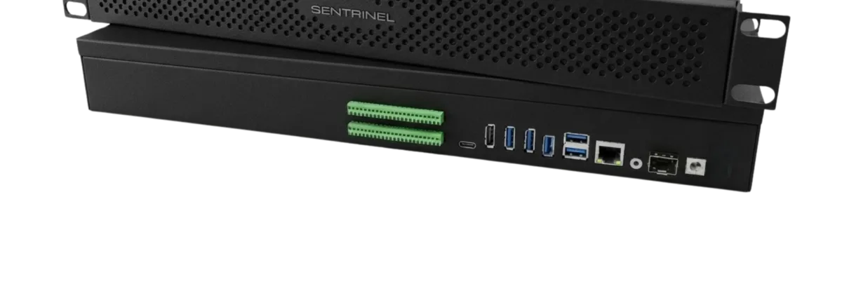 Panel belakang Sentrinel Core dengan terminal I/O industri, USB, Ethernet, dan SFP